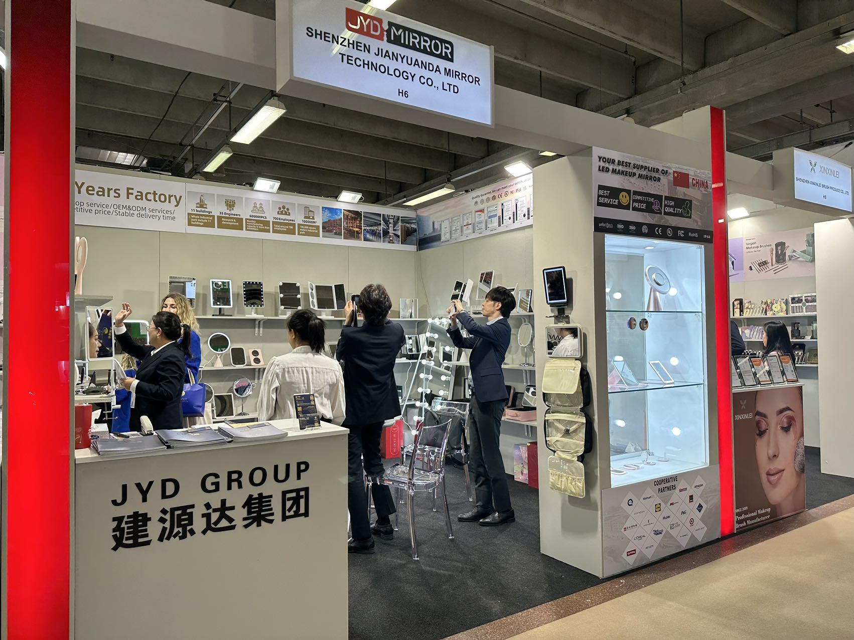 DAPAI Mirror, 2024 COSMOPROF, Bologna Italy DAPAI Mirror, 2024 COSMOPROF, Bologna Italy